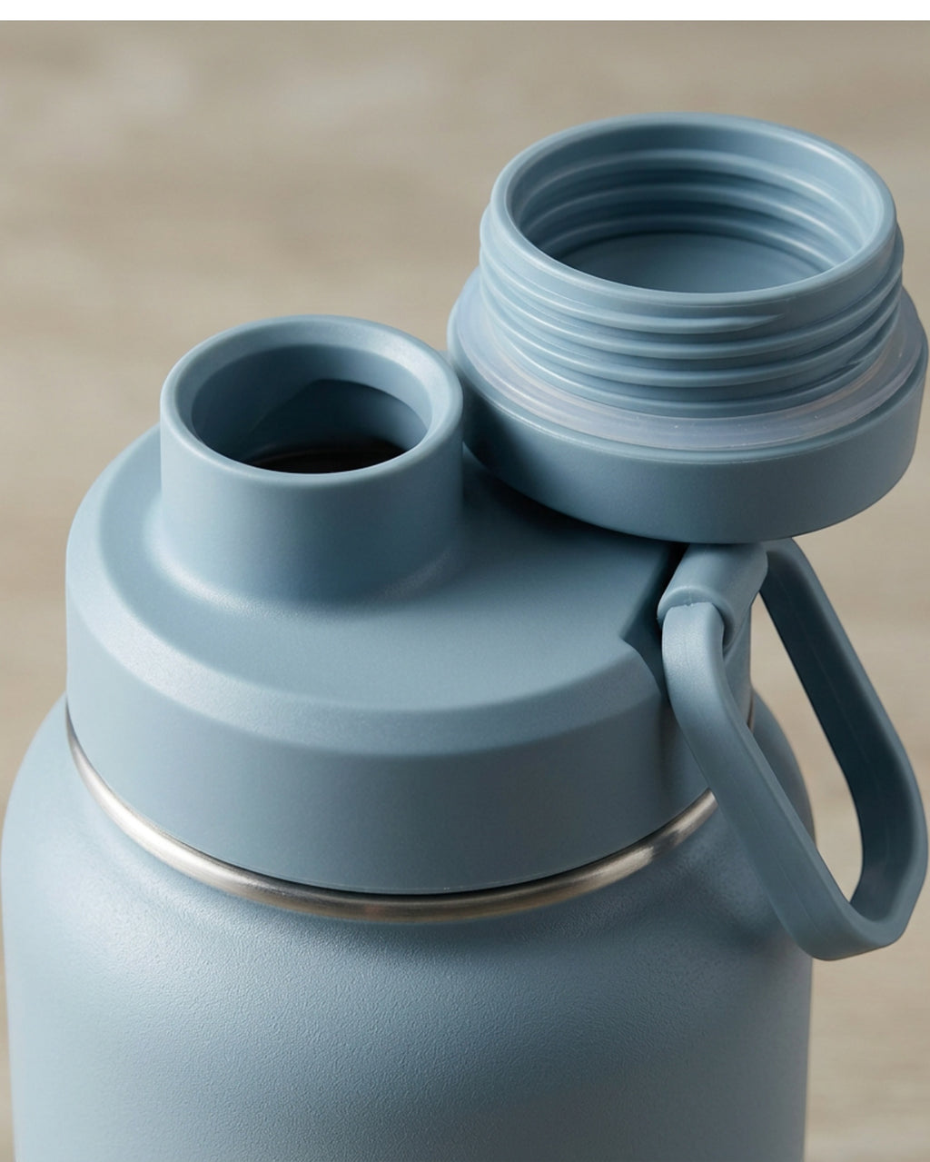 Modne Insulated Bottle Tumbler with Chug Lid and Carry Loop 750 ml Mist Blue - Detail view